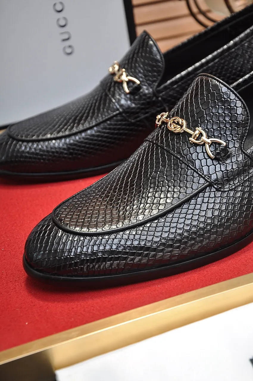 Men's shoes💰500💶Italy's top luxury men's shoe giant (GUCCI) (Gucci) (full cowhide lining) new arrival🍃Original European style🔰 Pleasant to the eye😍In order to make the shoes more durable and non-deformable🌀The production continues to follow traditional methods but there is still no lack of innovation💪Choose original sheepskin for the leather♻️ Smooth and natural And extra bright ⭐Made of imported cowhide, the first choice of rich people 38-45 (45 customized)